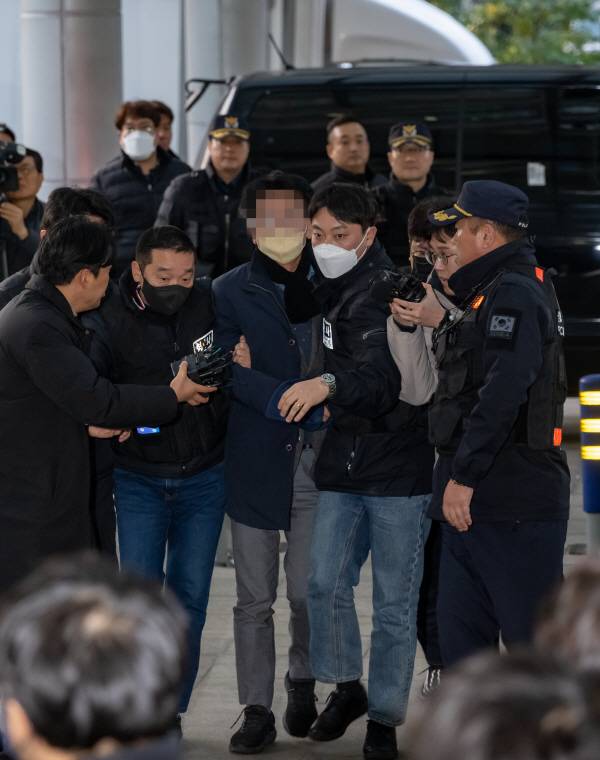 이재명 더불어민주당 대표가 피습당한 가운데 2일 연제구 부산경찰청 앞에서 피의자 남성이 경찰에 연행되고 있다. 이원준 기자windstorm@kookje.co.kr