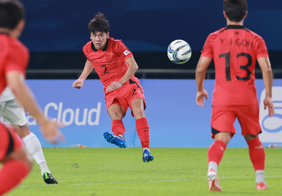 Korea's Hwang Jae-won shoots during a Hangzhou Asian Games Round of 16 match against Kyrgyzstan at Jinhua Sports Center in China on Sept. 27, 2023. [YONHAP]