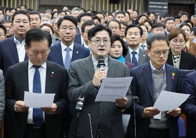 더불어민주당 홍익표 원내대표가 3일 오전 국회에서 비공개 비상의원총회를 마치며 당 대표 피습과 관련해 입장문을 발표하고 있다. 연합뉴스