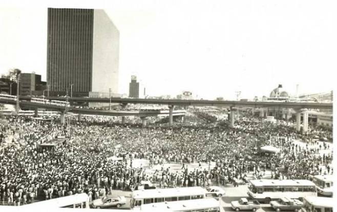 1980년 5월 15일 서울역 앞. 대학생 시위대가 도로를 꽉 채운 뒤로 대우빌딩(현 서울스퀘어, 왼쪽)과 서울역 돔(오른쪽)이 보인다. 네이버 캡처