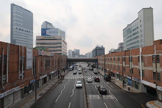 3일 서부역 방향 고가에서 내려다본 용산 전자상가 모습. 오른쪽 나진상가 17·18동 용지가 매각 대상에 속한다.  한주형 기자