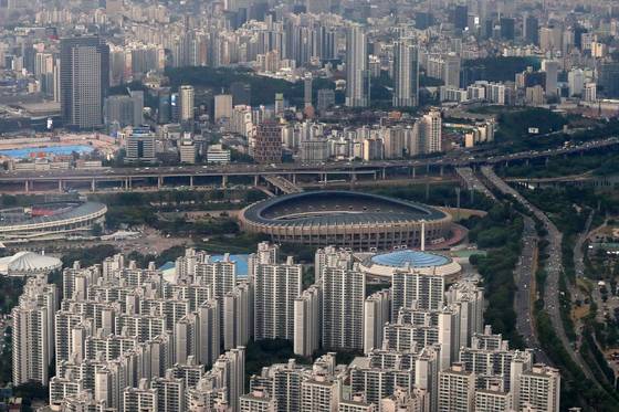 (서울=뉴스1) 민경석 기자 = 10일 서울 송파구 롯데월드타워 서울스카이에서 바라본 강남·송파 일대 아파트 단지 모습. 2022.6.10/뉴스1