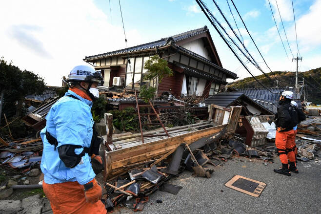 2일 일본 이시카와현 와지마시에서 구조대권들이 무너진 목조 주택을 조사하고 있다./AFPBBNews=뉴스1