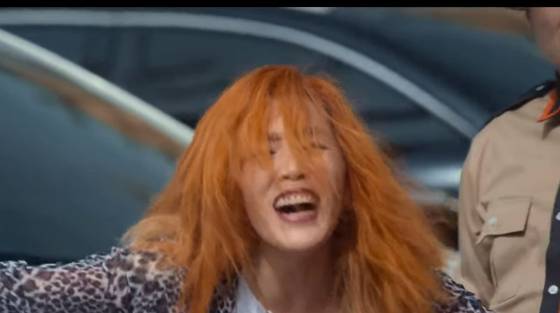 넷플릭스 드라마 '더글로리'에서, 딸 문동은을 학대해놓고 지겹게 따라다니는 엄마./사진=넷플릭스 드라마 더글로리