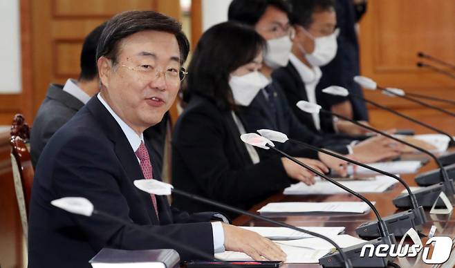 김종석 규제개혁위원회 민간 위원장이 25일 오후 서울 종로구 세종대로 정부서울청사에서 열린 규제개혁위원회에서 발언을 하고 있다. 2022.11.25/사진=뉴스1 Copyright (C) 뉴스1. All rights reserved. 무단 전재 및 재배포 금지.