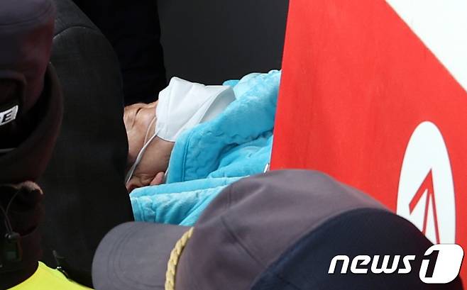 (서울=뉴스1) 김명섭 기자 = 부산에서 신원 미상 남성에게 습격을 당한 이재명 더불어민주당 대표가 2일 오후 서울 종로구 서울대병원에 도착해 이송되고 있다. 2024.1.2./뉴스1  Copyright (C) 뉴스1. All rights reserved. 무단 전재 및 재배포,  AI학습 이용 금지.