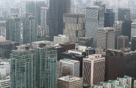 3일 상업용부동산 전문기업 '부동산플래닛'이 2023년 11월 전국 상업·업무용 빌딩 거래 시장을 분석한 결과 거래량은 전월 대비 5.1% 오른 1144개로 조사됐다. 이 가운데 거래금액 50억원 미만은 92.8%, 10억원 미만은 약 62.2%를 차지하는 등 소액 매물 거래가 많았다./사진=뉴스1