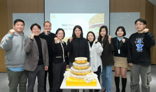 김기원 한국맥도날드 대표(왼쪽 다섯 번째)와 임직원들이 3일 서울 종로구 본사에서 열린 새해 맞이 사내행사에서 기념사진을 찍고 있다. 한국맥도날드 제공