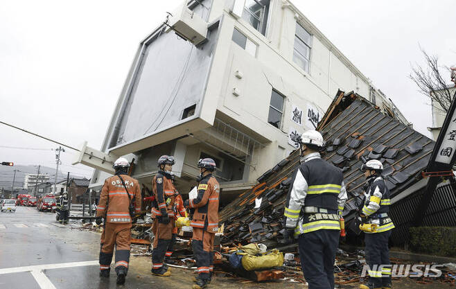 [와지마=AP/뉴시스] 3일 일본 이시카와현 와지마에서 구조대가 지진으로 무너진 건물 주변에서 수색·구조 준비를 하고 있다. 지난 1일 이시카와현 노토반도에서 발생한 지진으로 지금까지 사망자 숫자는 최소 62명으로 늘어났다. 2024.01.03.