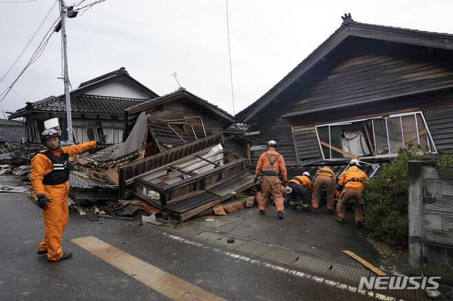 [스즈=AP/뉴시스] 3일 일본 이시카와현 스즈에서 구조대가 지진으로 무너진 집을 수색하고 있다. 지난 1일 이시카와현 노토반도에서 발생한 지진으로 지금까지 사망자 숫자는 최소 62명으로 늘어났다. 2024.01.03.