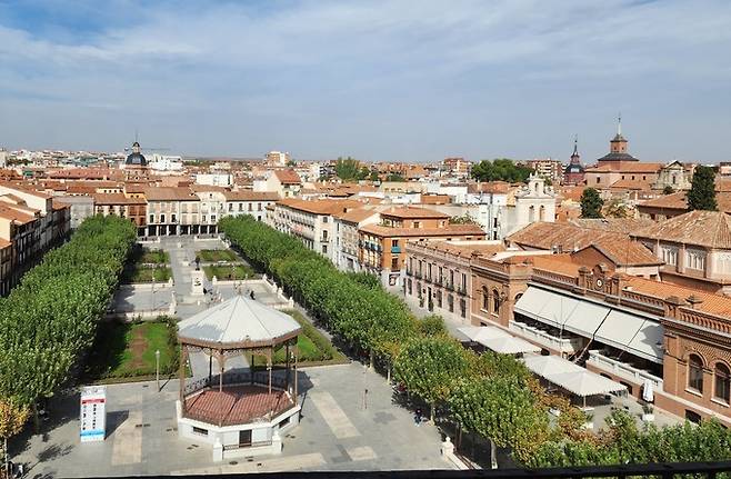 알칼라 데 에나레스시 세르반테스 광장 전경. 필자 제공