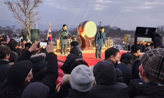 지난 1일 경산시 해맞이 행사에 참석해 단상에서 시민들에게 인사를 하는 최경환 전 경제부총리. 이날 행사에서 사회자가 최 전 부총리와 조지연 전 대통령실 행정관의 참석을 알리며 박수로 갈음한다는 사실을 알렸지만, 최 전 부총리만 단상에 올라가 시민들에게 인사를 하면서 묘한 긴장감이 연출됐다. 김건호 기자