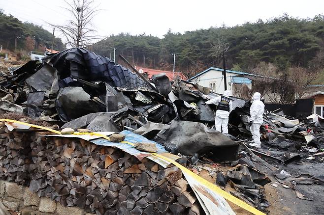 3일 오전 5시50분쯤 전북 남원시 산동면의 한 주택 화재로 80대 A씨와 그의 아내가 숨지는 사고가 나 소방당국과 경찰, 전기안전공사 등이 현장 감식하고 있다. 남원=연합뉴스