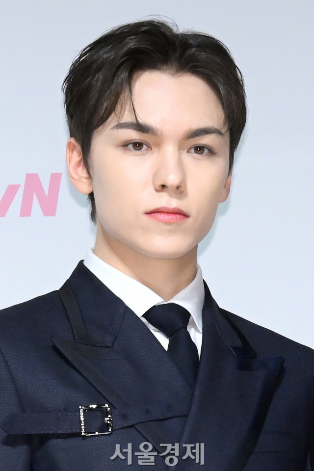 그룹 세븐틴(SEVENTEEN) 버논이 3일 오후 서울 강남구 엘리에나호텔에서 진행된 tvN 새 예능프로그램 ‘나나투어 with 세븐틴’ 제작발표회에서 포즈를 취하고 있다. 김규빈 기자