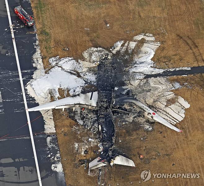 타버린 일본항공(JAL) 소속 항공기 (교도=연합뉴스) 3일 일본 하네다 공항 활주로에 일본항공(JAL) 소속 항공기가 불에 타 있다. 2024.1.3 photo@yna.co.kr