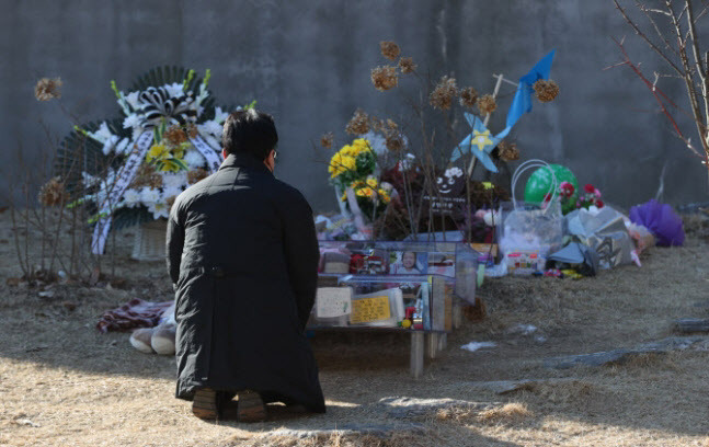 2021년 1월 6일 경기 양평 하이패밀리 안데르센 공원묘지를 찾은 한 추모객이 양부모의 학대로 생후 16개월 만에 사망한 정인 양을 추모하고 있다 (사진=연합뉴스)