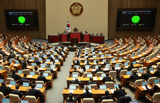 지난달 28일 국회 본회의에서 대통령 배우자 김건희의 도이치모터스 주가조작 의혹 진상규명을 위한 특별검사 임명 등에 관한 법률안이 가결되고 있다. 〈사진=연합뉴스〉