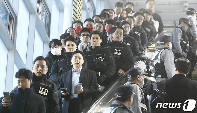 한동훈 국민의힘 비상대책위원장이 4일 광주 송정역에 도착해 경찰 경호를 받으며 이동하고 있다. 한 위원장은 이날 광주학생독립운동기념탑과 국립5·18민주묘지를 참배한다. 2024.1.4./뉴스1 ⓒ News1 김태성 기자