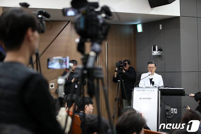 민승기 서울대병원 이식혈관외과 교수(이재명 더불어민주당 대표 수술 집도의)가 4일 오전 서울 종로구 서울대병원 의학연구혁신센터에서 흉기 피습 관련 이재명 더불어민주당 대표 수술 경과 및 회복 과정을 브리핑하고 있다. 2024.1.4/뉴스1 ⓒ News1 이승배 기자