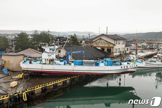7.6 규모의 강진이 발생한 후 3일(현지시간) 일본 이시카와현 스즈 지역에서 뭍으로 떠밀려 올라온 선박의 모습. 2024.01.03 ⓒ AFP=뉴스1 ⓒ News1 정지윤 기자