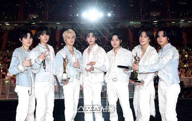 NCT 드림이 2일 태국 방콕 라자망갈라 국립경기장에서 열린 ‘제33회 서울가요대상’ 시상식(주최 스포츠서울, 주관 서울가요대상 조직위원회)에서 2년 연속 대상을 수상한 뒤 기념촬영을 하고 있다. 2024. 1. 2. 방콕(태국) | 박진업기자 upandup@sportsseul.com