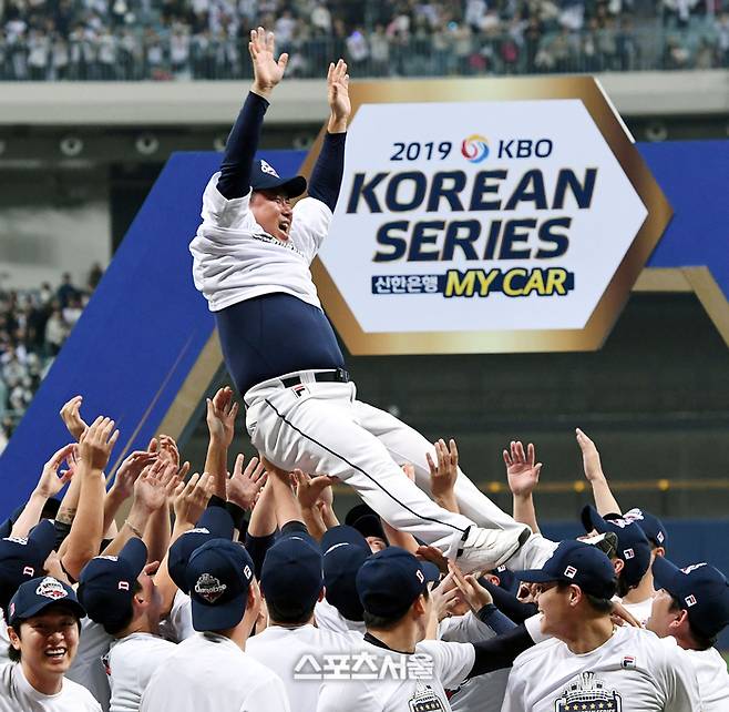 두산 베어스 선수들이 지난 2019년 10월 26일 서울 고척스카이돔에서 진행된 ‘2019 KBO 포스트시즌’ 한국시리즈 4차전에서 승리해 우승을 차지한 뒤 김태형 감독을 헹가래치며 기뻐하고있다. 2019.10.26. 고척 | 스포츠서울DB