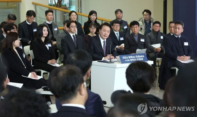 윤석열 대통령이 4일 경기도 용인시 중소기업인력개발원에서 '국민과 함께하는 민생토론회' 형식으로 열린 기획재정부의 2024년 신년 업무보고에서 모두발언을 하고 있다. [사진출처=연합뉴스]