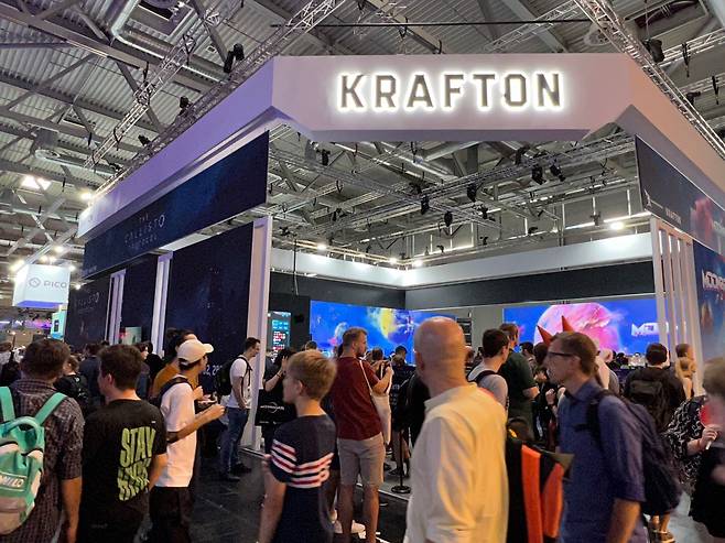 지난 25일 독일 쾰른 게임스컴 전시장 내 크래프톤 부스. 크래프톤의 신작 전략 시뮬레이션게임 '문 브레이커'를 시연해보려는 관람객이 줄을 서 있다. /장형태 기자