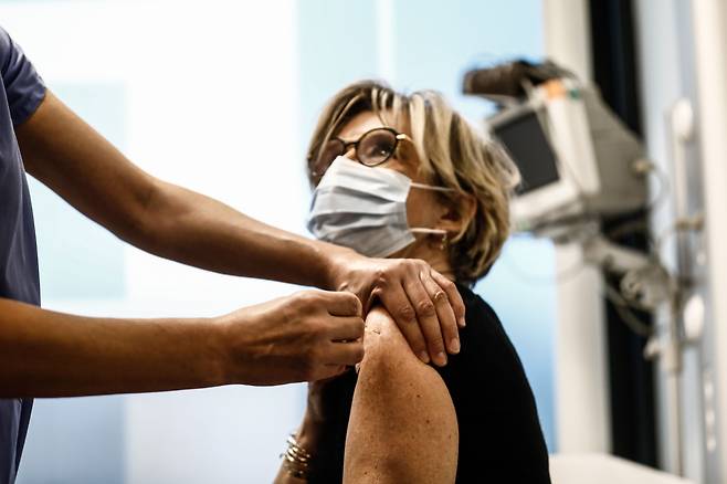 2일(현지 시각) 파리 시내의 한 병원에서 화이자 백신을 접종하는 장면./AFP 연합뉴스