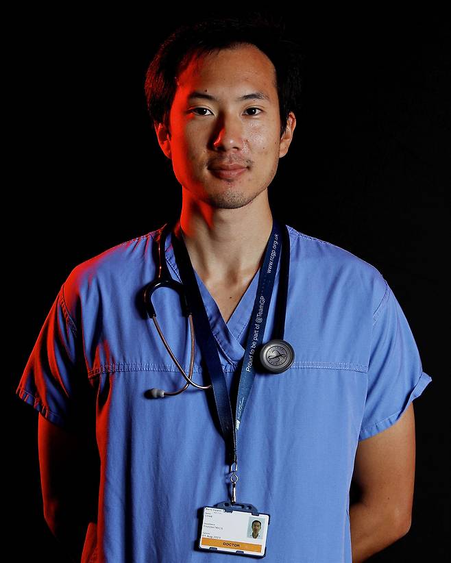 병원 경비원 겸 아마추어 사진가 표트르 펙사가 찍은 NHS 소아과 의사의 모습. 성이 Chae로 돼 있어 채씨 성을 가진 한국계일 가능성이 있다./표트르 펙사 제공