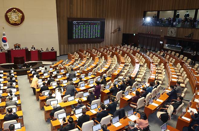 지난해 12월 28일 서울 여의도 국회에서 열린 제411회국회(임시회) 제3차 본회의에서 대통령 배우자 김건희의 도이치모터스 주가조작 의혹 진상규명을 위한 특별검사 임명 등에 관한 법률안이 국민의힘 의원들이 불참한 채 야당 단독으로 가결되고 있다. /뉴스1