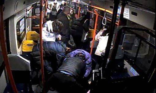 심폐소생술 실시하는 버스기사 곽동신(64)씨.ⓒ부산버스조합