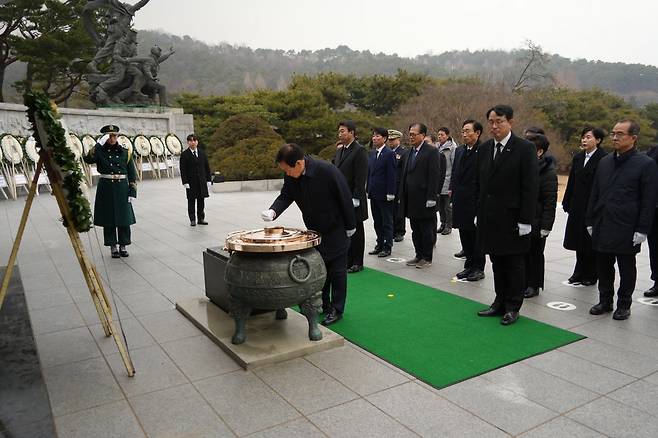 국립서울현충원 현충탑에서 분향하는 곽대훈 새마을운동중앙회장. 새마을운동중앙회 제공