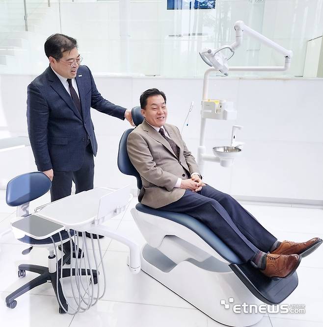 지난 3일 이재준 수원시장(오른쪽)이 덴티움이 개발·생산한 치과 체어에 앉아 체험했다. 김동성 기자