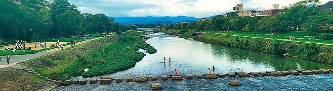 상류 방향으로 바라본 가모가와 강. 멀리 보이는 가모대교 좌우에서 가모천과 다카노천이 흘러와 하나의 가모가와 강을 이루며 남쪽으로 흐른다. 멀리 보이는 산들이 교토분지 북쪽을 둘러싼 기타야마(北山) 산줄기이다.