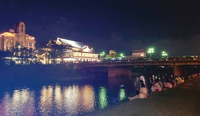 시조대교 일대의 야경. 저녁이면 많은 데이트족이 나와 사랑을 키운다.