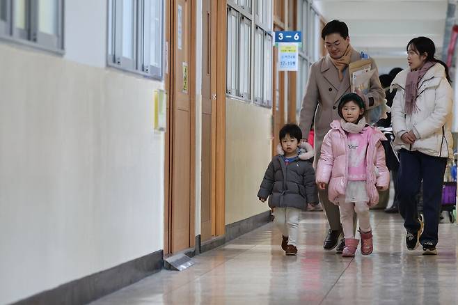 4일 오후 서울 서초구 원명초등학교에서 열린 신입생 예비소집에서 한 예비 초등학생이 가족들과 함께 학교를 둘러보고 있다. 백소아 기자