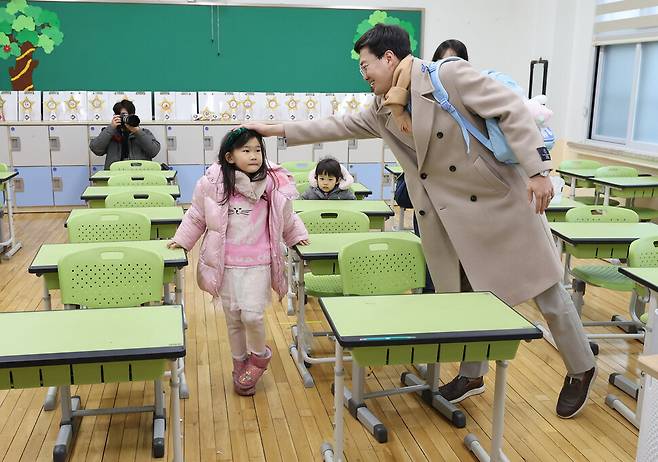 4일 오후 서울 서초구 원명초등학교에서 열린 신입생 예비소집에서 한 예비 초등학생이 가족들과 함께 학교를 둘러보고 있다. 백소아 기자