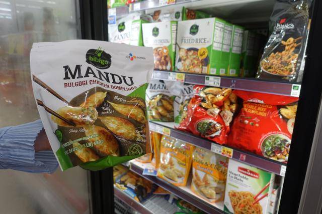지난달 20일 미국 캘리포니아주 세리토스의 식료품 체인 랄프의 냉동 식품 코너 속 비비고 만두. 박소영기자