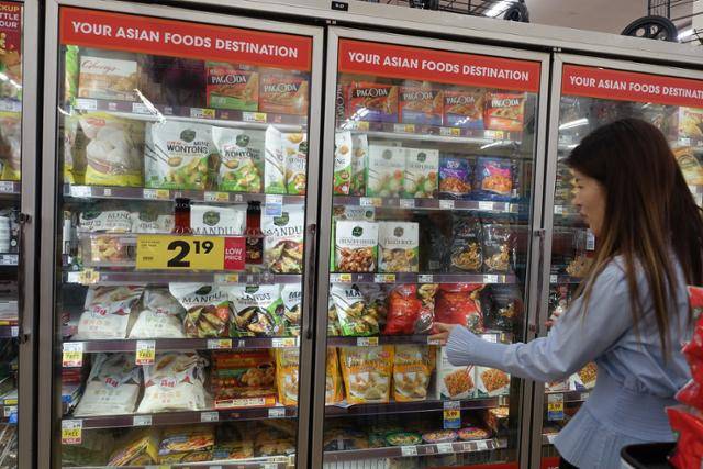 지난달 20일 미국 캘리포니아주의 식료품 체인 랄프의 냉동 식품 코너. 비비고를 비롯한 아시아 냉동 식품을 모두 모아놓은 냉장고에는 ‘아시아 식품 종착지(Your Asian Foods Destination)’라는 빨간 띠지가 둘러져 있다. 박소영기자