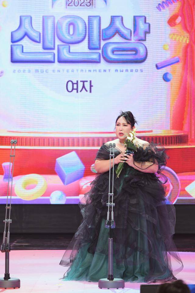 풍자가 지난달 29일 서울 마포구 MBC에서 진행된 '2023 방송연예대상'에서 여자 신인상을 받고 눈물을 흘리며 수상 소감을 말하고 있다. MBC 제공