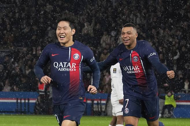 파리 생제르맹(PSG) 이강인이 4일 툴루즈와의 트로페 데 샹피옹에서 선제골을 터뜨린 뒤 기뻐하고 있다. AP=연합뉴스