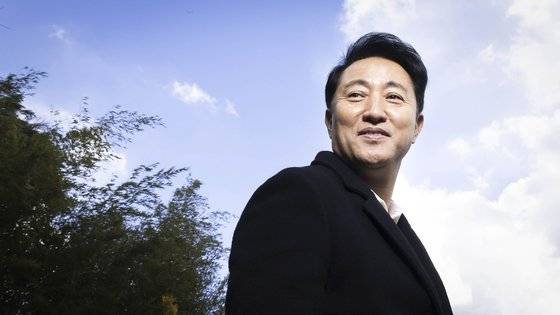 오세훈 서울시장이 지난해 12월 16일 관저인 서울파트너스 하우스에서 박성민 정치컨설턴트와 만나 국가 번영을 위해 정치가 해야할 일에 대한 견해를 밝혔다. 김현동 기자