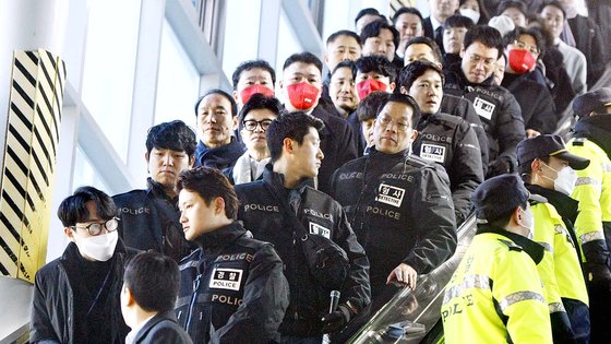 한동훈 국민의힘 비상대책위원장이 4일 광주 송정역에 도착해 경찰 호위를 받으며 역을 나서고 있다.  [뉴스1]