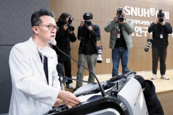 민승기 서울대병원 이식혈관외과 교수(이재명 더불어민주당 대표 수술 집도의)가 4일 오전 서울 종로구 서울대병원 의학연구혁신센터에서 흉기 피습 관련 이재명 더불어민주당 대표 수술 경과 및 회복 과정을 브리핑하고 있다. 뉴스1