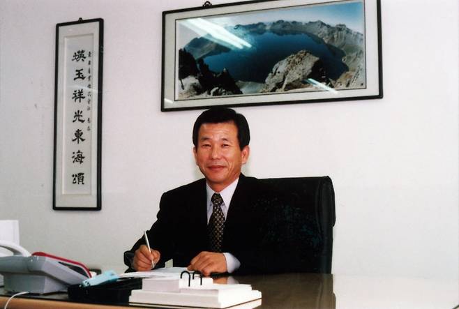 동아산업 시절 김영기 회장의 모습 / 사진=휴롬