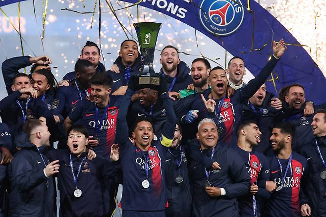 PSG 선수들이 2023 트로페 데 샹피옹 시상식에서 우승의 기쁨을 만끽하고 있다. 파리 | AFP연합뉴스