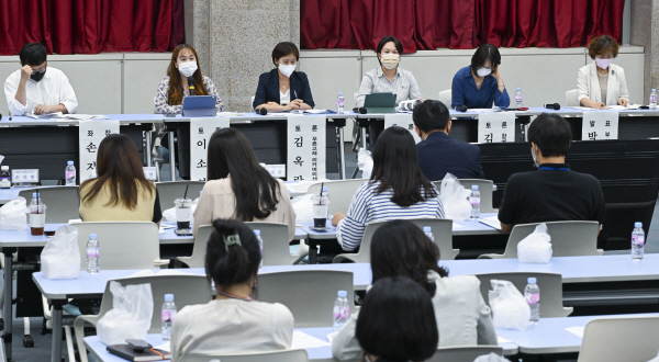 지난해 9월 부산시청 1층 대회의실에서 열린 ‘부산광역시 은둔형 외톨이 실태조사 포럼’ 토론회 모습. 국제신문DB