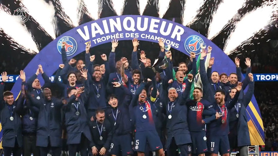 Paris Saint-Germain players celebrate winning the Trophee des Champions. [ONE FOOTBALL]