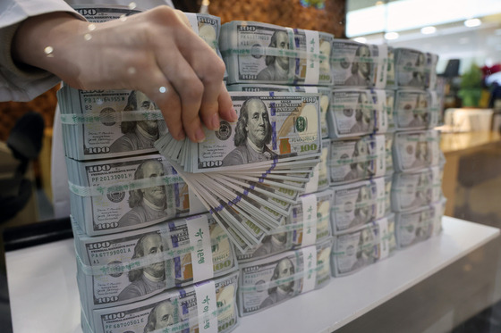 A bank employee sorts dollar bundles at Hana Bank's Counterfeit Notes Response Center in Jung District, central Seoul, on Thursday. Korea's foreign exchange reserve in December stood at $420.15 billion, up $3.07 billion on month, according to the Bank of Korea that day. [NEWS1]